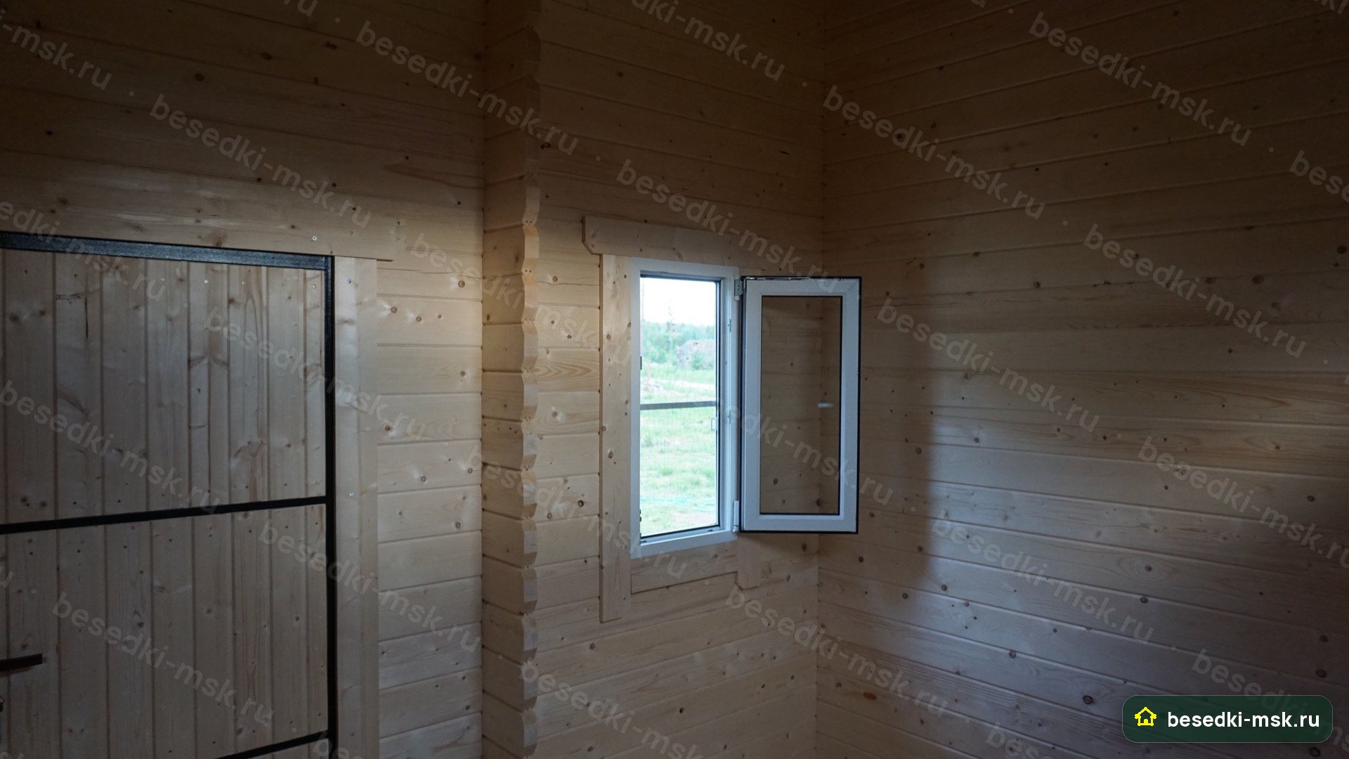 Интерьер: филёнчатая межкомнатная дверь и входная (металл + вагонка), окно ПВХ