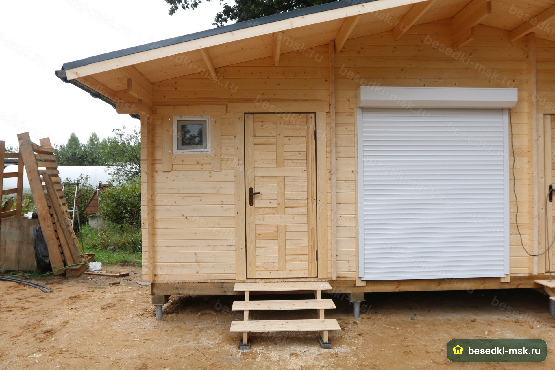 Хозблок 7.5×3.5 с дровником и мини-гаражом, симметричный фасад