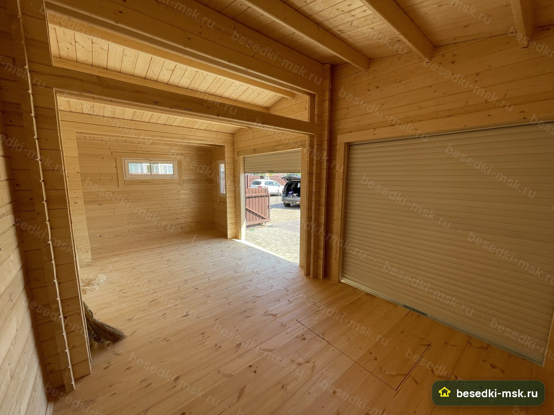 Оба помещения через проём: потолок по стропилам, окно